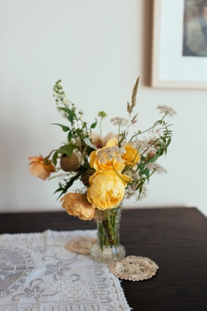 cornwall-wedding-scarlet-flowers-blue-carrot